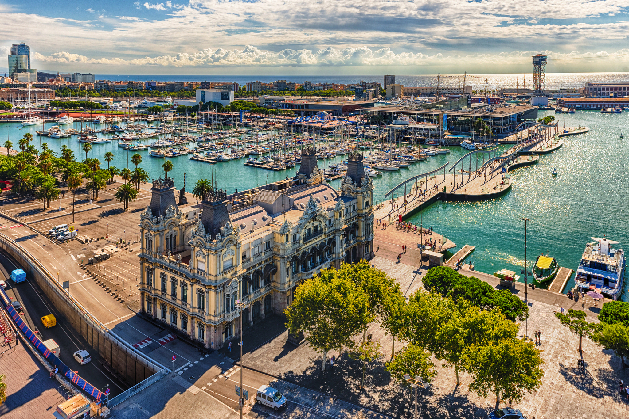 Luftaufnahme von Port Vell in Barcelona Hafen von Barcelona mit historischem Gebäude und Yachten im Wasser.